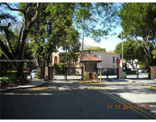 10794 N Kendall Dr in Miami, FL - Building Photo