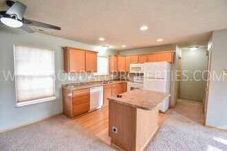 1125 Flagstone Ln in Pleasant Hill, IA - Building Photo - Building Photo