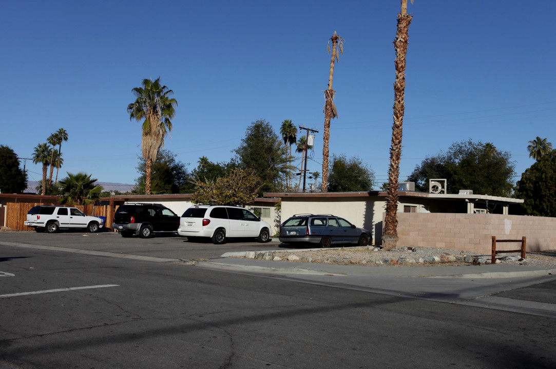 590 S Desert View Dr in Palm Springs, CA - Building Photo