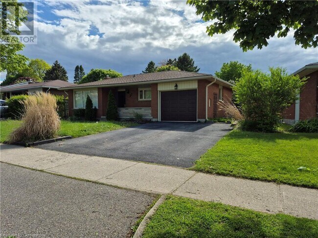 37 Montcalm Dr in Kitchener, ON - Building Photo - Building Photo