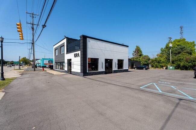 1075 E West Maple Rd in Walled Lake, MI - Building Photo - Building Photo