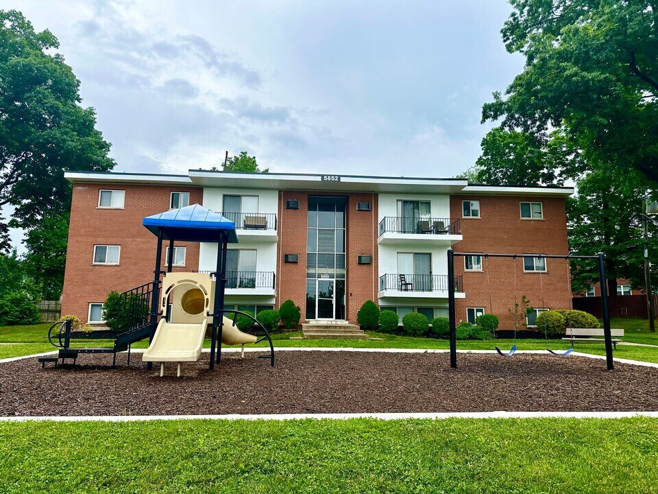 5852 W Pameleen Ct in Cincinnati, OH - Building Photo