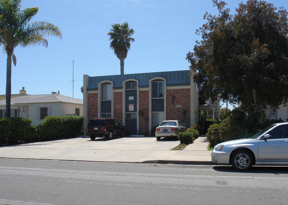 2121 Thomas Ave in San Diego, CA - Building Photo