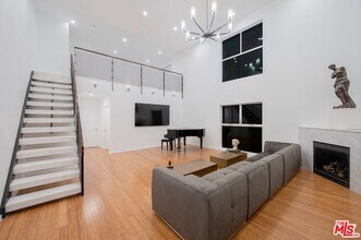 7062 Hawthorn Ave in Los Angeles, CA - Building Photo - Building Photo