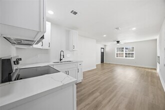 8115 Betty Boop St in Houston, TX - Building Photo - Building Photo