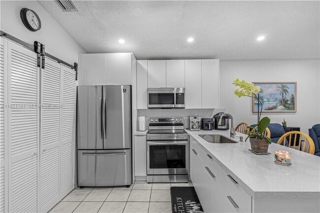 7117 W 30th Ln in Hialeah, FL - Foto de edificio - Building Photo