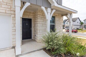 817 Beacon Hts in Seguin, TX - Building Photo - Building Photo