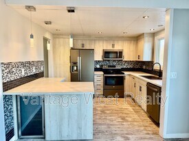 3717 Webber Rd in West Kelowna, BC - Building Photo