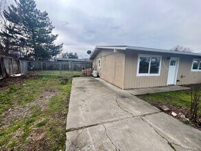 1001 Olympic Ave in Medford, OR - Building Photo - Building Photo