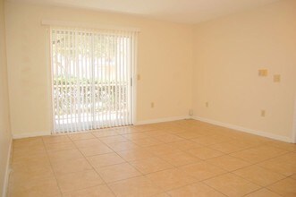 9481 Highland Oak Dr-Unit -1803 in Tampa, FL - Foto de edificio - Building Photo
