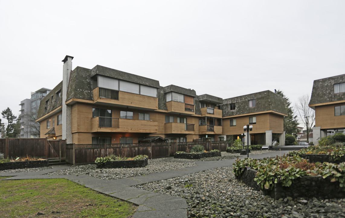 Twin Court in Vancouver, BC - Building Photo