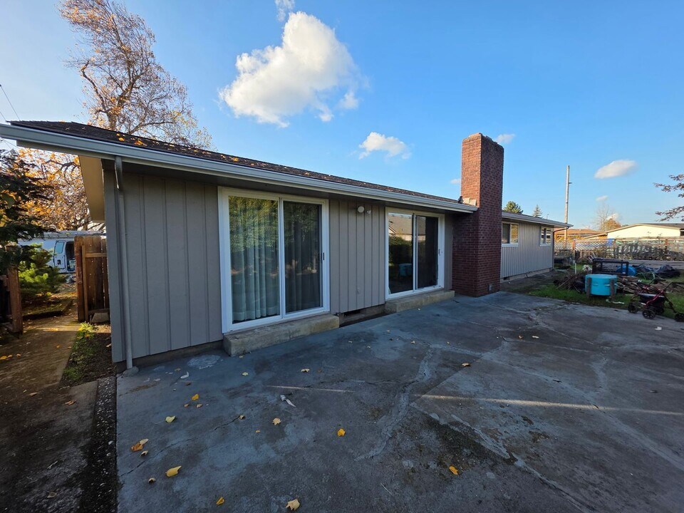 5101 Royal Ave in Eugene, OR - Building Photo