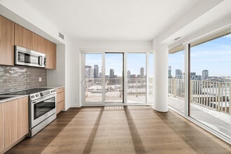 88 Bathurst St in Toronto, ON - Building Photo - Building Photo