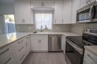 4844 Grapevine Wy in Davie, FL - Building Photo
