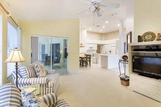 22143 Seashore Cir in Estero, FL - Foto de edificio - Building Photo