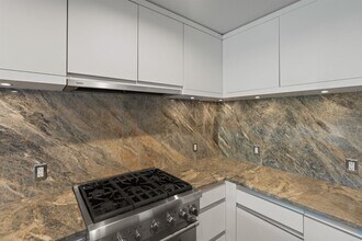 320 Adolphus Ave in Cliffside Park, NJ - Building Photo - Building Photo