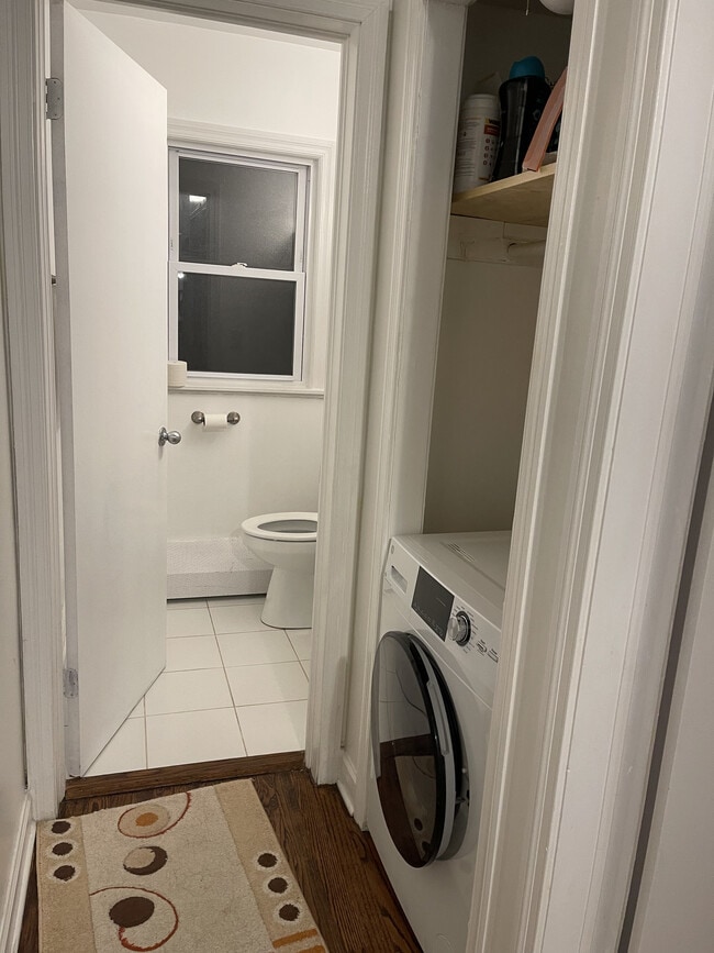 5323 N Rockwell St, Unit Room 1