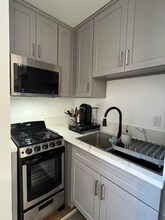 3749 Hillcrest Dr in Los Angeles, CA - Building Photo - Building Photo