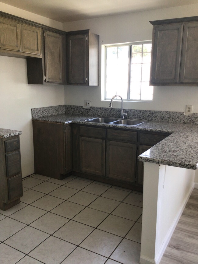 335 E 76th St in Los Angeles, CA - Building Photo - Building Photo