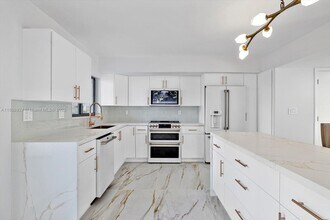 16449 NE 26th Ave in North Miami Beach, FL - Foto de edificio - Building Photo