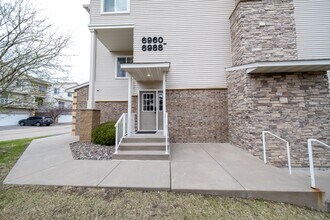 6988 S Park Dr in Savage, MN - Building Photo - Building Photo