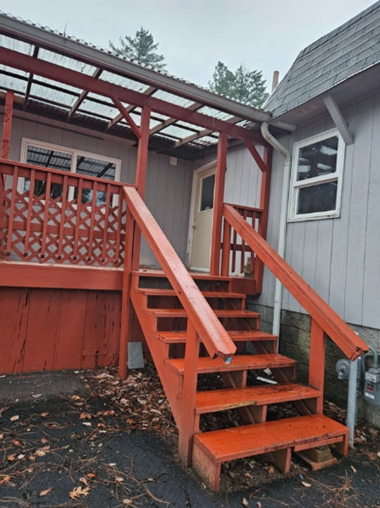 4778 N River Rd in Gold Hill, OR - Foto de edificio