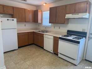 1303 1st St in De Witt, IA - Building Photo - Building Photo