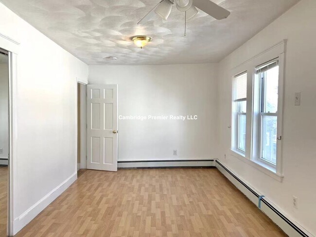 60 Linwood St, Unit 2 in Malden, MA - Foto de edificio - Building Photo