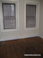 887 Huntington Ave in Boston, MA - Foto de edificio - Building Photo