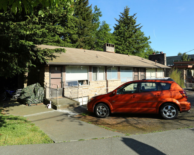 3400 W Government Way in Seattle, WA - Foto de edificio - Building Photo