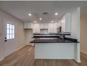 1721 W Walker St in Denison, TX - Building Photo - Building Photo