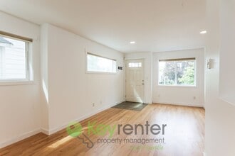 8450B 25th Ave SW in Seattle, WA - Building Photo - Building Photo