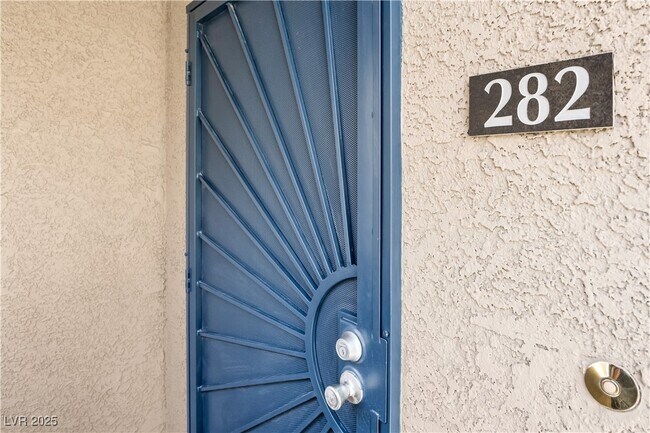 10245 S Maryland Pkwy in Las Vegas, NV - Foto de edificio - Building Photo