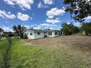 107 W Lake Dr in Lehigh Acres, FL - Building Photo - Building Photo