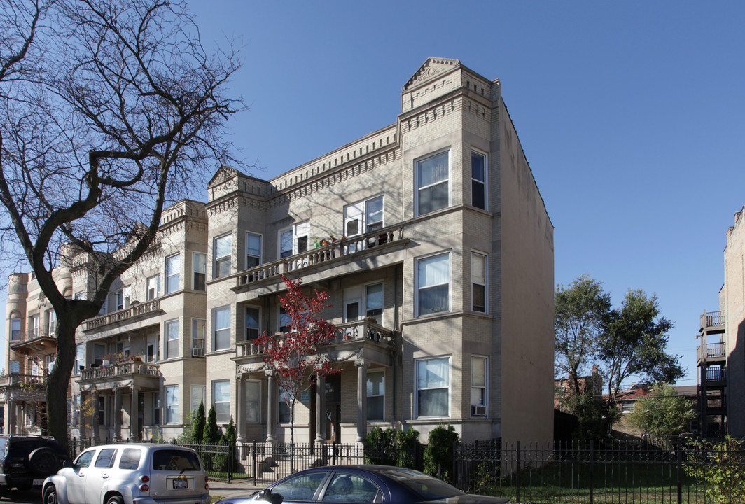 Carolyn in Chicago, IL - Building Photo