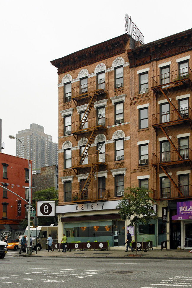 798 Ninth Ave in New York, NY - Foto de edificio - Building Photo