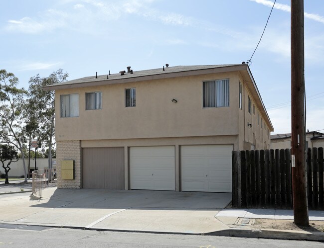 2609 Pasadena Ave in Long Beach, CA - Building Photo - Building Photo