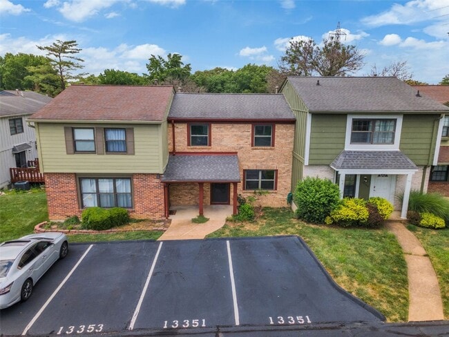 13351 Hiddencrest Ln in Ballwin, MO - Foto de edificio - Building Photo