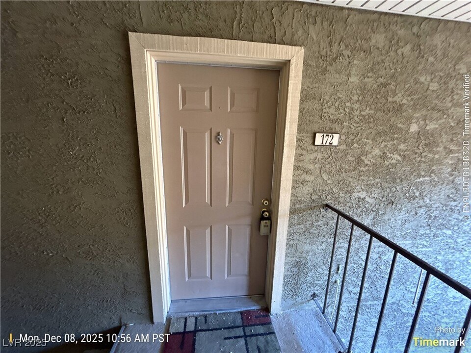 4990 River Glen Dr in Las Vegas, NV - Building Photo