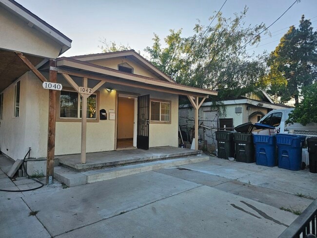 1042 Hollister St, Unit 2 in San Fernando, CA - Foto de edificio - Building Photo