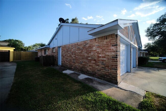 12327 Bexley Dr in Houston, TX - Foto de edificio - Building Photo
