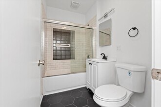 1042 N Kedzie Ave, Unit G in Chicago, IL - Building Photo - Building Photo