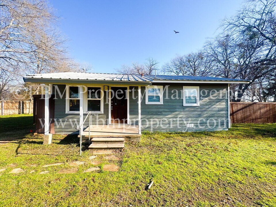 200 Dunlap St in Italy, TX - Building Photo