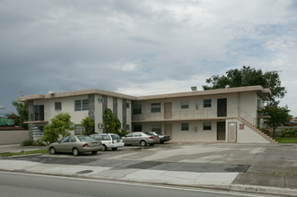 330 SW 57th Ave in Miami, FL - Foto de edificio - Building Photo