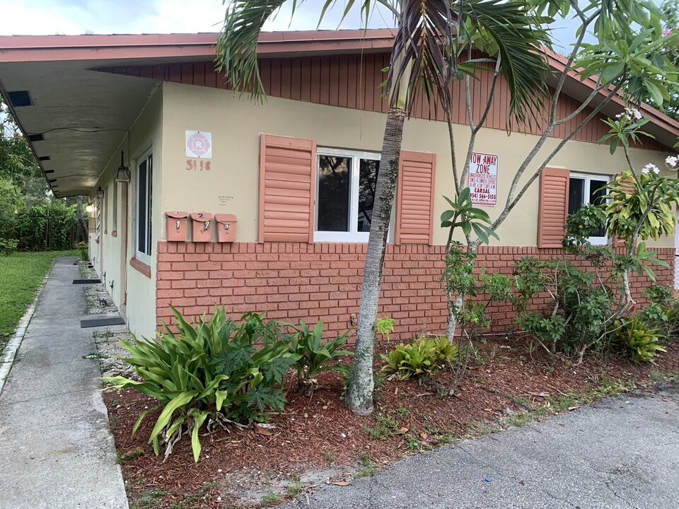 3118 SW 12th Plz, Unit 1 in Fort Lauderdale, FL - Building Photo