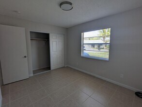 4552 SE Ontario Dr in Stuart, FL - Building Photo - Building Photo