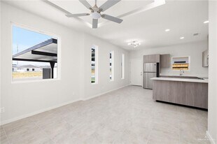 12 N Alexandrite Ave in Edinburg, TX - Building Photo