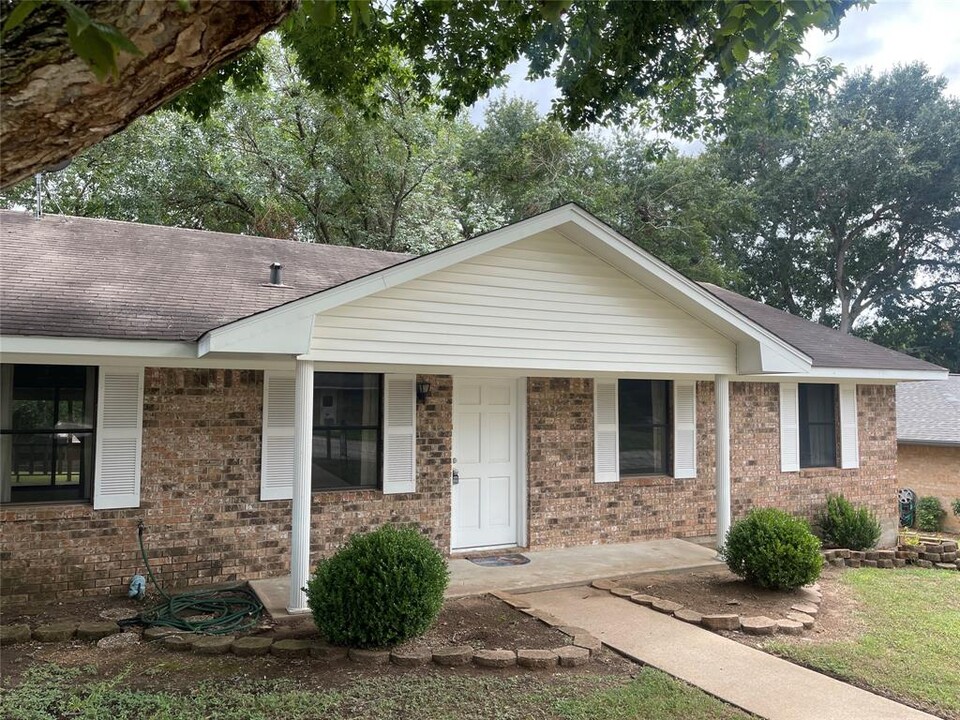 1004 Niebuhr St in Brenham, TX - Foto de edificio