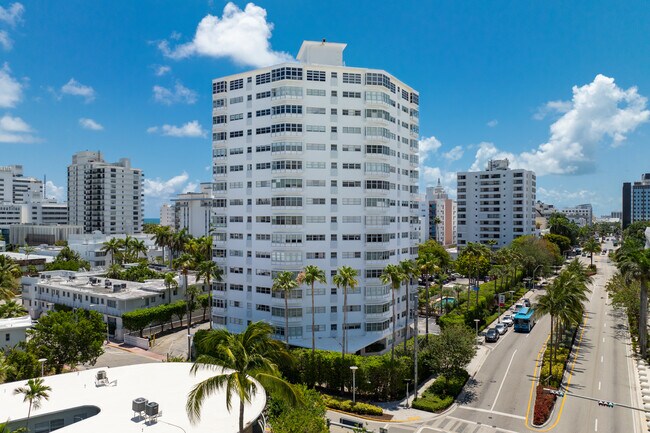 Octagon Towers in Miami Beach, FL - Foto de edificio - Building Photo