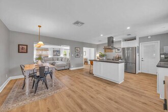 102 Pineview Rd in Jupiter, FL - Building Photo - Building Photo